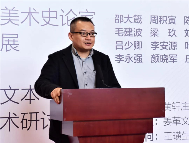 8廣西師范大學(xué)出版社美術(shù)館館長(cháng)、美術(shù)分社總編輯張明主持開(kāi)幕式（廖茹畫(huà)  攝）.jpg