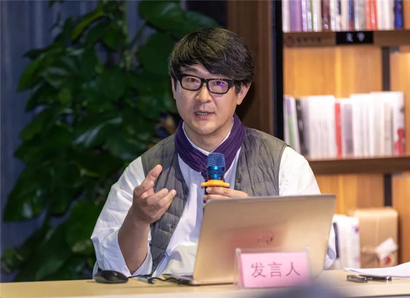 26中央美術(shù)學(xué)院美術(shù)館學(xué)術(shù)部副主任、副研究員蔡萌作題為《業(yè)余與自?shī)剩簻\談文人畫(huà)中的兩種狀態(tài)》的發(fā)言（黃珊虎 攝）.jpg