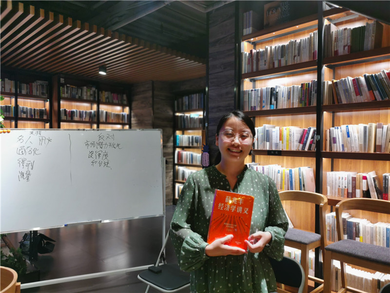 3.魔法象吳琳獲贈《薛兆豐經(jīng)濟學(xué)講義》.jpg 3.魔法象吳琳獲贈《薛兆豐經(jīng)濟學(xué)講義》.jpg