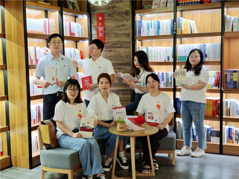 出版社集團在桂“十佳青年”.jpg 出版社集團在桂“十佳青年”.jpg