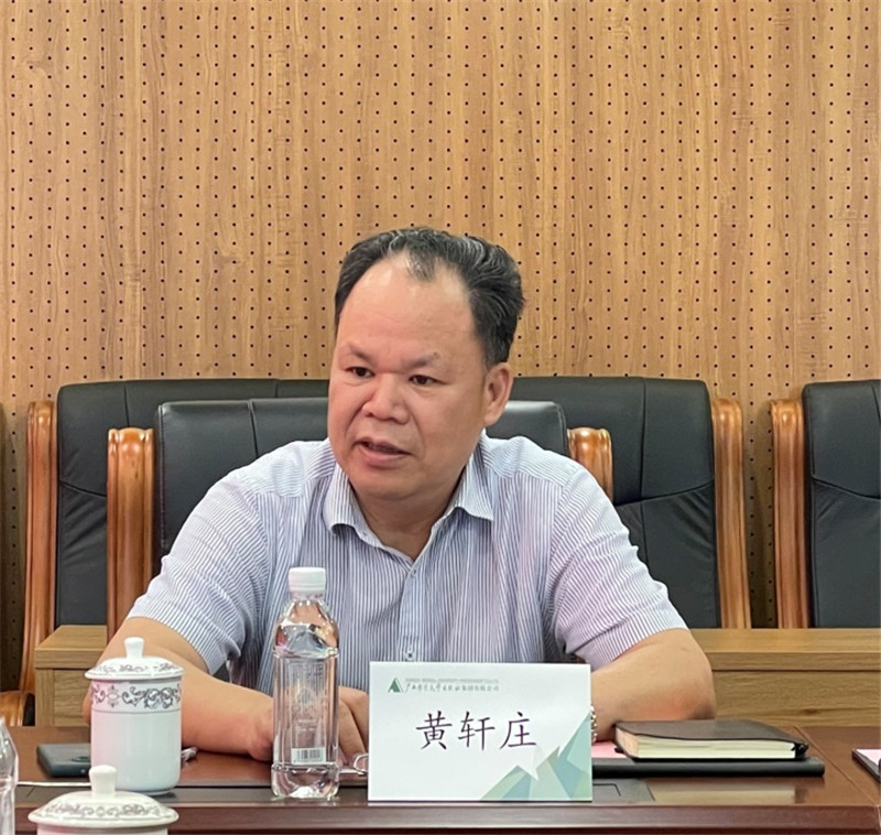 集團公司黨委書(shū)記、董事長(cháng)黃軒莊介紹集團公司情況 李天皓 攝.jpg