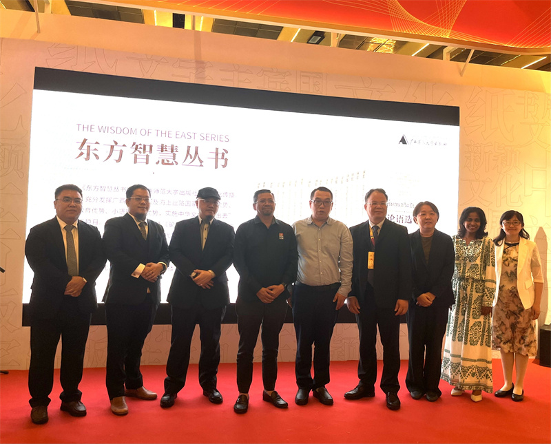 與馬來(lái)西亞教育部國家圖書(shū)委員會(huì )主席莫哈末·柯海爾·瓦迪隆先生（左四）、中宣部進(jìn)出口管理局有關(guān)同志等嘉賓在《東方智慧叢書(shū)》宣介會(huì )上合影.jpg