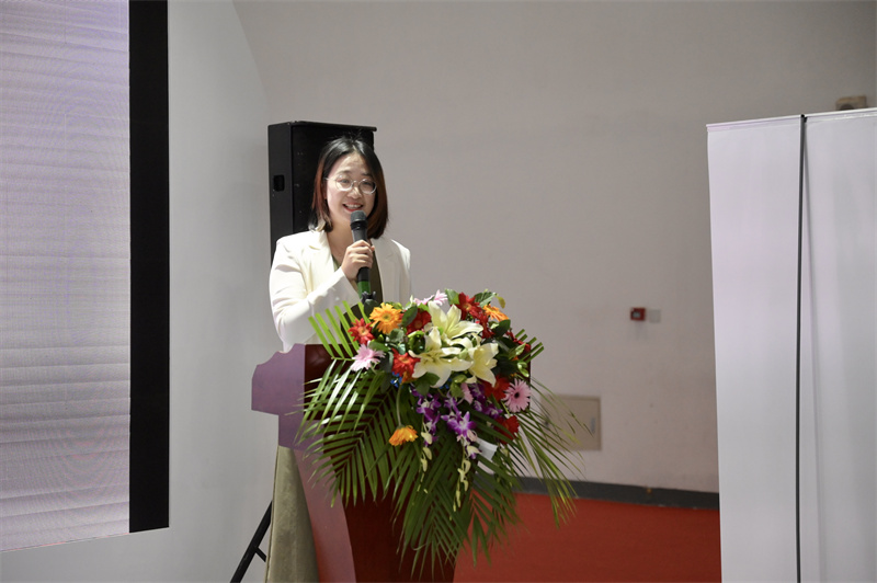 推薦會(huì )現場(chǎng)，張笑塵女士介紹藝術(shù)之橋空間情況.jpg