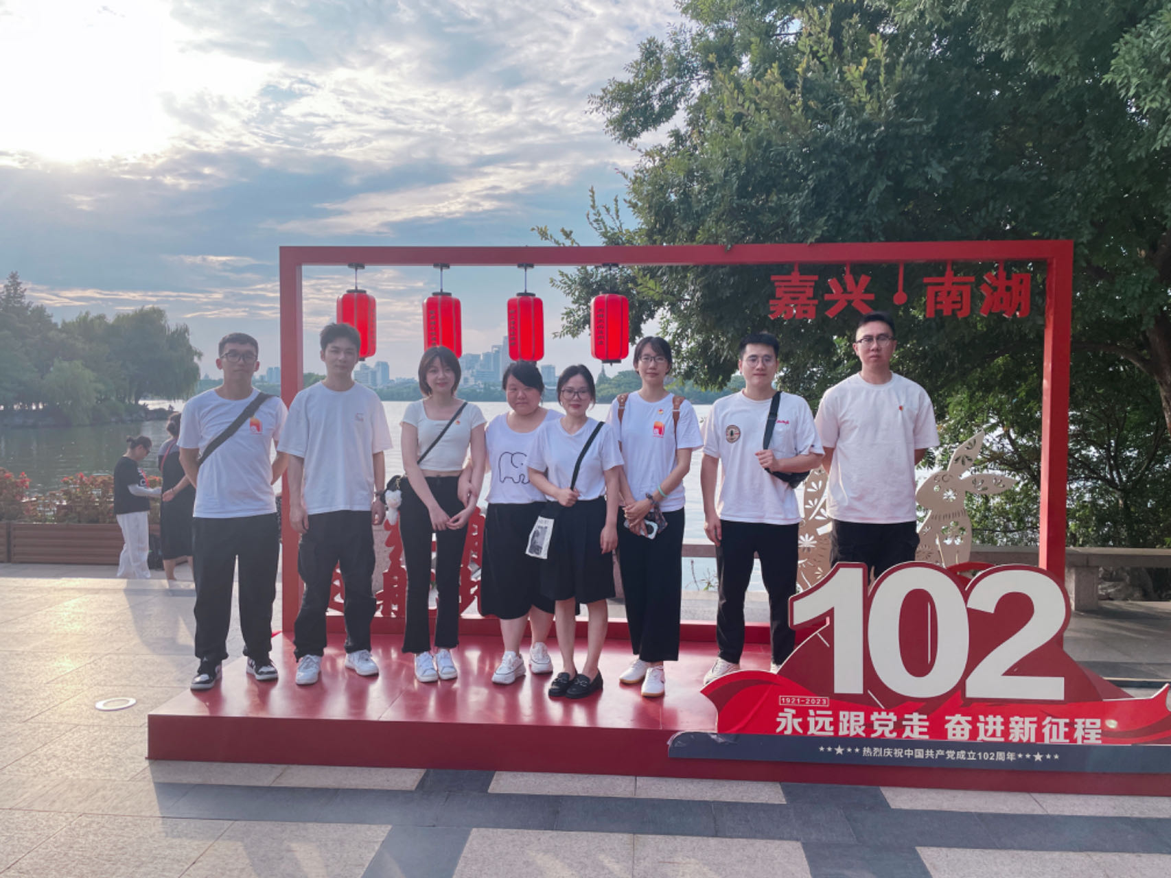 2.在嘉興南湖合影.jpg 2.在嘉興南湖合影.jpg