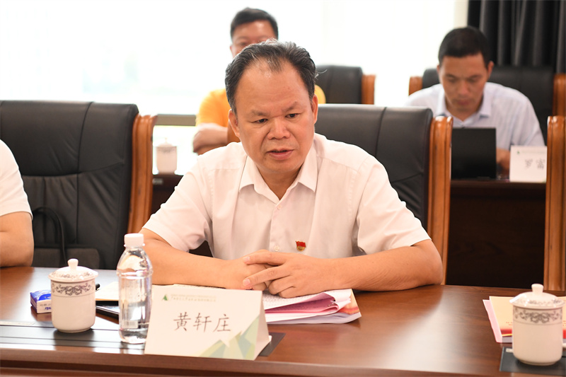 3.集團公司黨委書(shū)記、董事長(cháng)黃軒莊代表領(lǐng)導班子作對照檢查發(fā)言 李顯楊攝.jpg