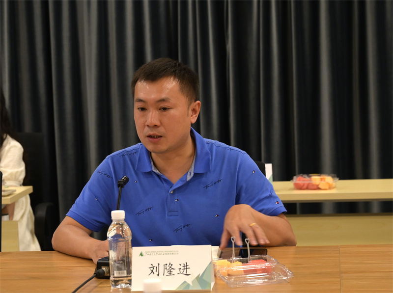 社科分社社長(cháng)劉隆進(jìn)發(fā)言.jpg 社科分社社長(cháng)劉隆進(jìn)發(fā)言.jpg