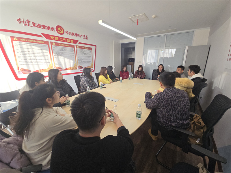 2.團委干部同譯林出版社新媒體部門(mén)開(kāi)展文創(chuàng  )生產(chǎn)座談?wù){研.jpg