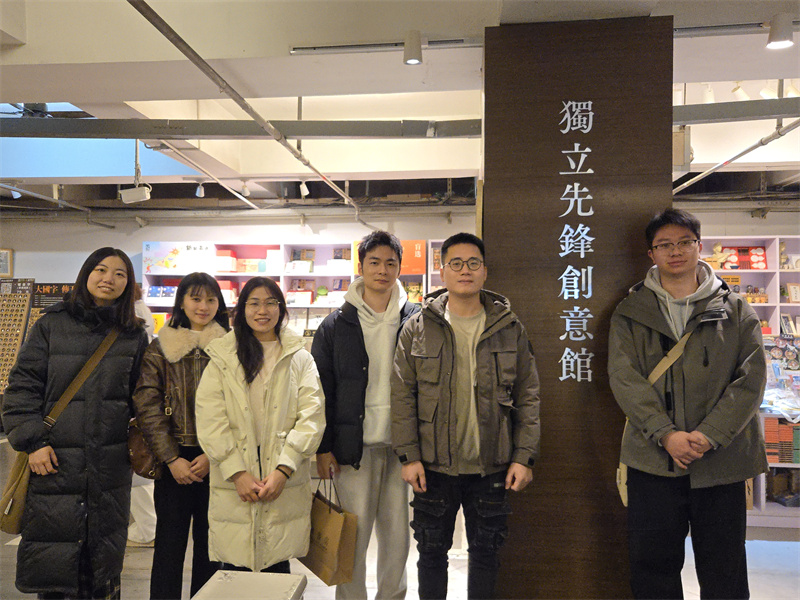 3.團委干部在先鋒書(shū)店“獨立先鋒創(chuàng  )意館”區域調研合影.jpg