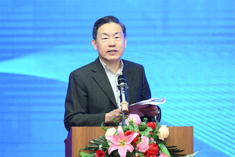 中國新聞出版研究院原副院長(cháng)、第六屆中國書(shū)刊發(fā)行業(yè)協(xié)會(huì )副理事長(cháng)、中華出版促進(jìn)會(huì )國際工委學(xué)術(shù)委員會(huì )主任委員范軍主持開(kāi)幕式.jpg