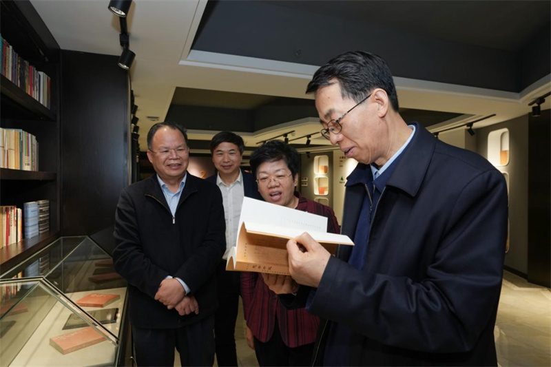 季正聚翻閱集團公司出版的代表性圖書(shū) 何平江 攝.jpg