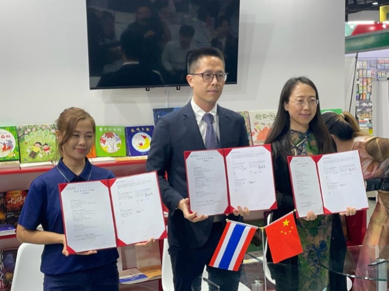 《近鏡頭：溫暖的瞬間》泰文版簽約合影。（盧雯 攝)_副本_副本.jpg