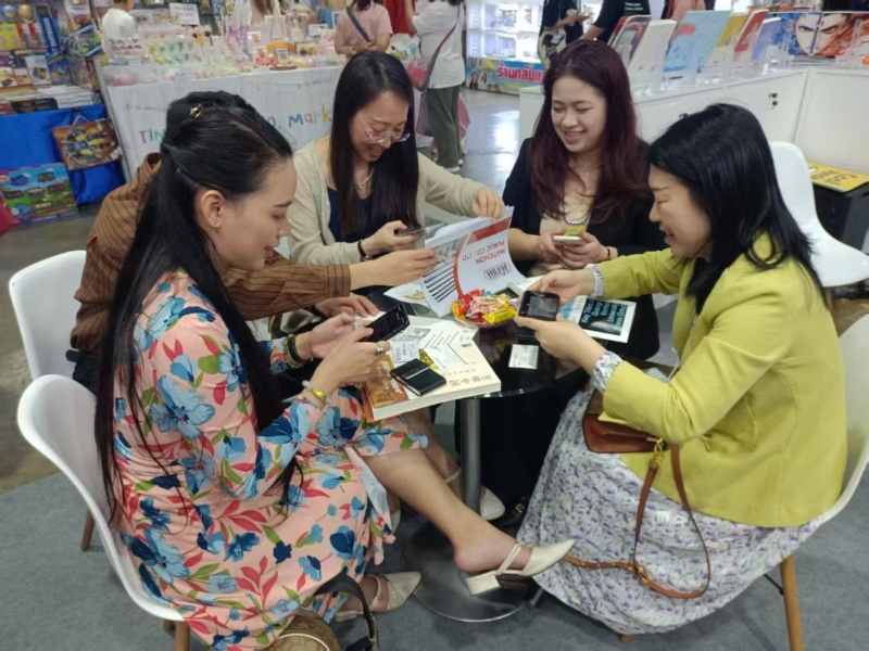 在現場(chǎng)進(jìn)行版權洽談。（馬文玉 攝）_副本.jpg