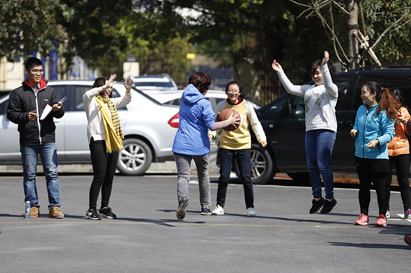 1520579099361509.jpg 參賽隊伍到達終點(diǎn)為勝利歡呼.JPG