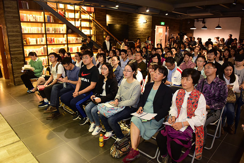 1524559049127029.jpg 現場(chǎng)觀(guān)眾認真聆聽(tīng)施展的演講(李顯楊攝).JPG