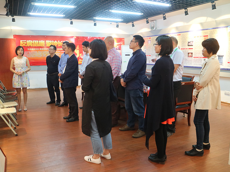 1526517103429457.jpg 參觀(guān)學(xué)校廉政文化基地.JPG