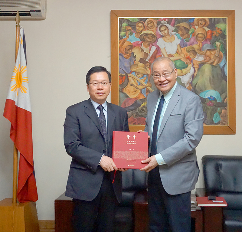 1527491560353333.jpg 賀祖斌向羅馬納大使贈送《奎章》-g.jpg
