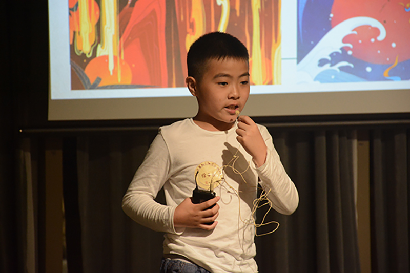 1528182744651587.jpg 小朋友現場(chǎng)講述自己知道的《山海經(jīng)》的故事(鄧超穎 攝).JPG