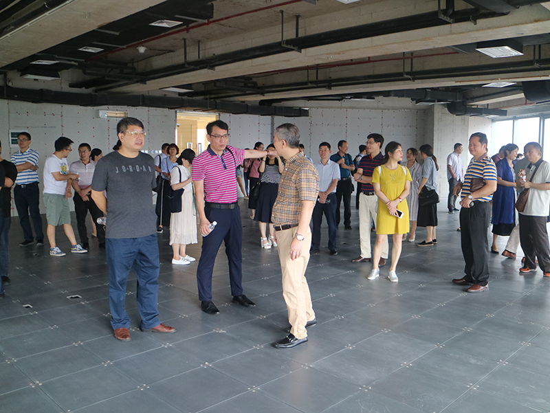 與會(huì )人員參觀(guān)五象新區.JPG