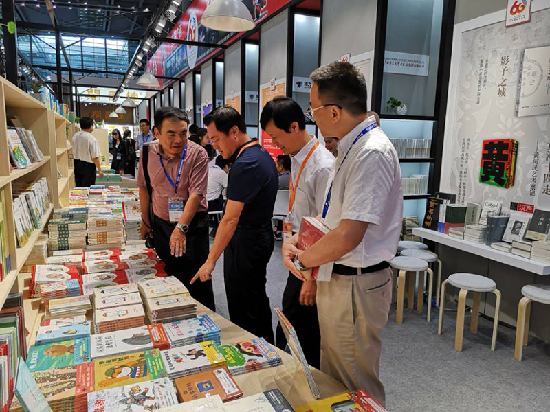 自治區政協(xié)科教文衛體委員會(huì )主任委員彭綱（左二），自治區新聞出版廣電局黨組成員、副局長(cháng)朱為范（右二）到集團公司展位視察.jpg