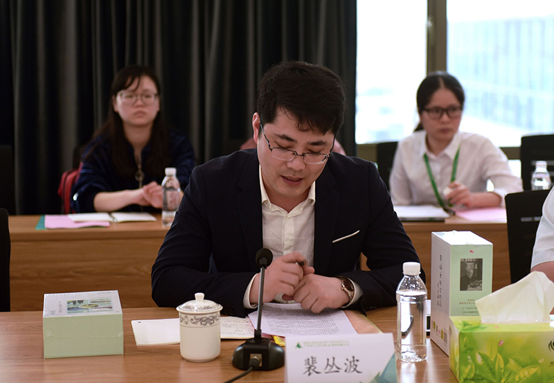 季羨林讀書(shū)會(huì )秘書(shū)長(cháng)裴叢波發(fā)言（廖茹畫(huà)攝）.jpg