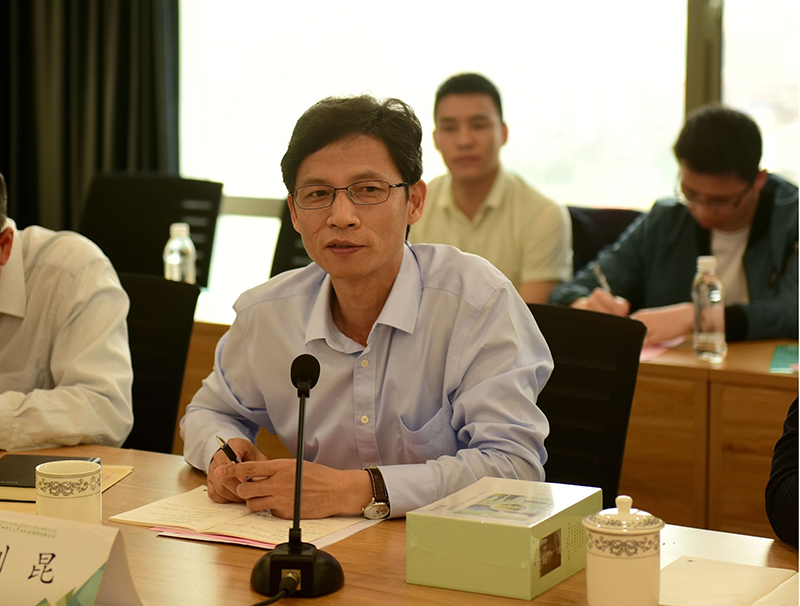 光明日報高級記者、文摘報總編輯、中國文摘報研究會(huì )會(huì )長(cháng)劉昆發(fā)言（廖茹畫(huà)攝）.jpg