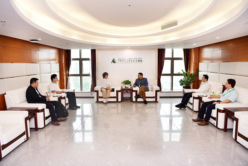 孔學(xué)堂一行與集團公司領(lǐng)導在貴賓室會(huì )面.jpg