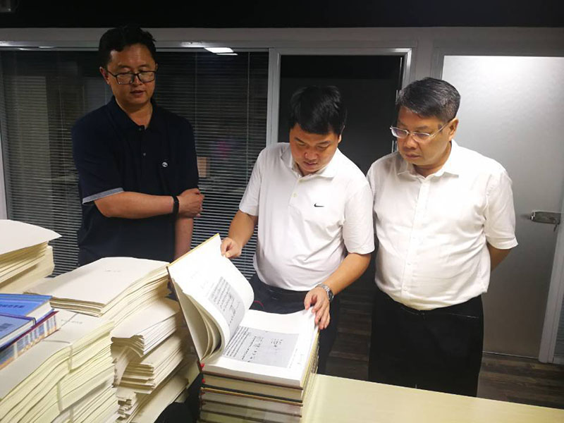 校黨委常委、總會(huì )計師李英利（左二）在內蒙古公司北京出版中心檢查工作.jpg