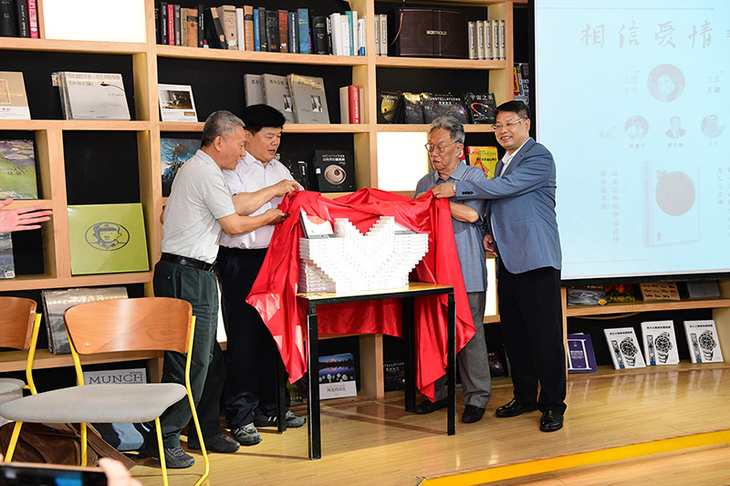 王蒙、聶震寧、鄔書(shū)林、張藝兵共同為《生死戀》新書(shū)揭幕（李顯楊 攝）.jpg