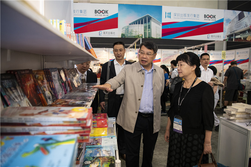 自治區黨委宣傳部副部長(cháng)、自治區新聞出版局（版權局）局長(cháng)呂潔視察集團公司展位_副本.jpg