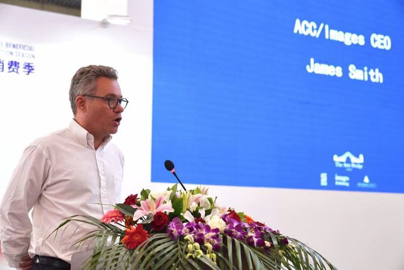 （英國ACC出版集團CEO James Smith先生宣布了“藝術(shù)之橋2020年度系列”名單）.jpg