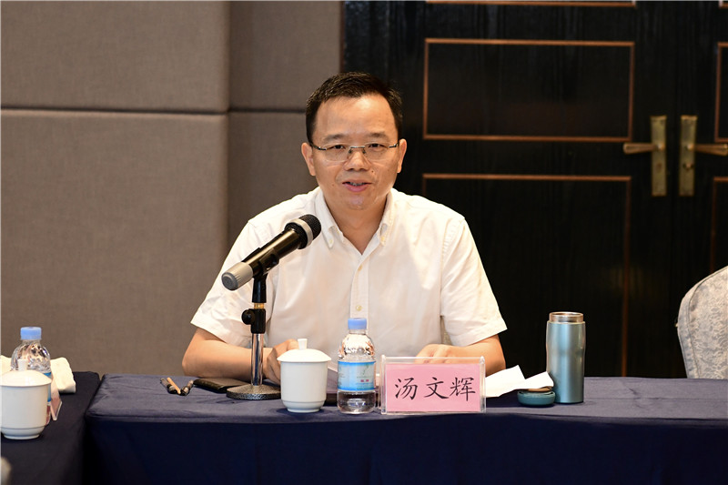 廣西師大出版社集團黨委副書(shū)記、總編輯湯文輝主持會(huì )議.jpg