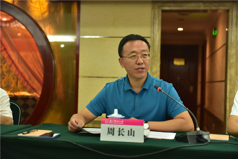 廣西師范大學(xué)教務(wù)處處長(cháng)、《廣西通史》（十卷本）主編周長(cháng)山教授介紹編撰情況（郭倩 攝）.JPG