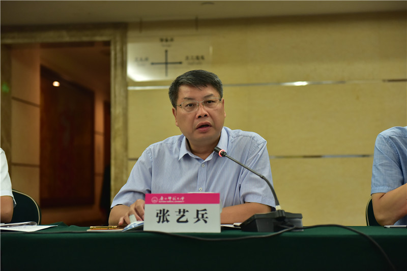 廣西師范大學(xué)出版集團有限公司黨委書(shū)記、董事長(cháng)張藝兵介紹《廣西通史》（十卷本）出版情況 （郭倩 攝）.JPG