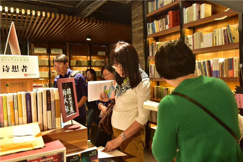 與會(huì )嘉賓參觀(guān)獨秀書(shū)房旗艦店 （秦念 攝） (2).JPG