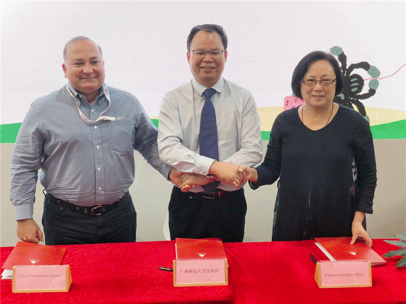 美國艾伯特·惠特曼出版社總裁約翰·夸特羅基（左）廣西師范大學(xué)出版社集團黨委書(shū)記、董事長(cháng)黃軒莊（中）中國臺灣摩課網(wǎng)絡(luò )訊息科技股份有限公司董事長(cháng)劉惠貞（右）  (馮彥中 攝）.jpg