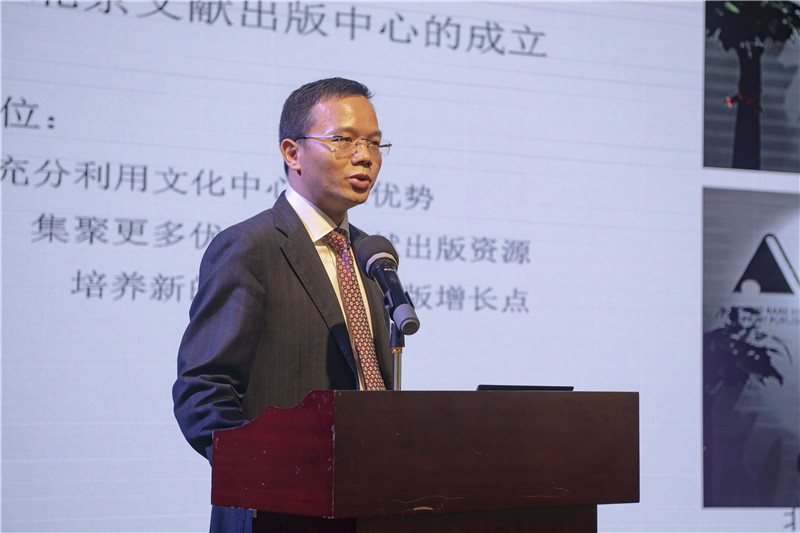廣西師范大學(xué)出版社集團黨委副書(shū)記、總編輯湯文輝發(fā)言（李顯楊 攝）.jpg
