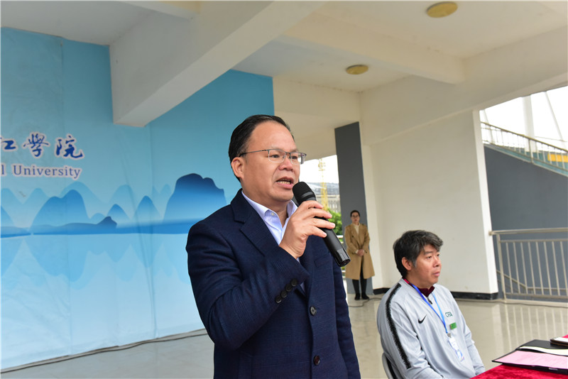 3廣西師范大學(xué)黨委常委、集團公司黨委書(shū)記、董事長(cháng)黃軒莊宣布比賽開(kāi)幕（秦念  攝）.JPG