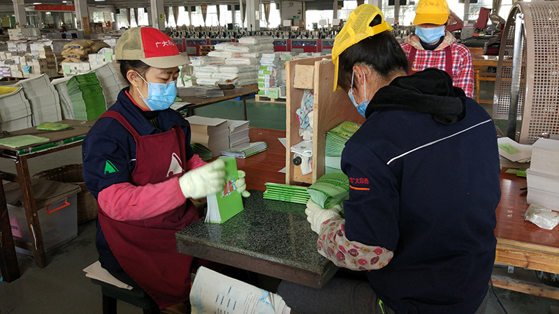 社網(wǎng)站5專(zhuān)心致志做好質(zhì)量檢查并清點(diǎn)數量（黃志攝）.jpg