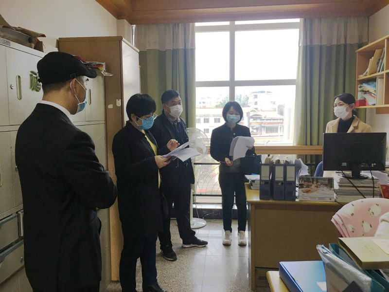 期刊傳媒集團總經(jīng)理石德林（左一）向檢查組介紹集團疫情防控工作舉措.jpg