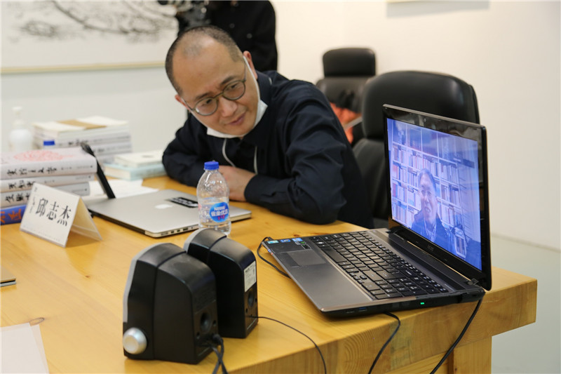 邱志杰與美術(shù)史學(xué)家、中國美術(shù)學(xué)院教授范景中視頻連線(xiàn)（虛苑供圖）.jpg